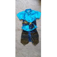 ราคา ชุดไทยเด็กผู้ชาย ชุดไทยเด็กใส่ไปโรงเรียน ครบเซ็ต 3 ชิ้น เสื้อผ้ามันสีพื้น โจงกระเบน ผ้าคาดเอว พร้อมส่งสินค้าในไทย ชุดไทย E9056 T3 (14737156435)