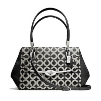 ราคา กระเป๋าถือ COACH แท้ ผ้าลาย Coach Op Art สายหนังแท้ รุ่นหรูจาก Shop สวยหรูมาก มีสายยาว COACH 25638 MADISON MADELINE OP ART SATEEN EAST WEST SATCHEL BAG Black (21348632521)