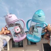 ราคา พร้อมส่ง ขวดน้ำ แก้วน้ำหัดดื่ม กระติกน้ำหลอดดูด พับเก็บได้ พร้อมหูจับ สายสะพาย ปิดฝาคว่ำไม่หก ตกไม่แตก ลายการ์ตูน มี 2 แบบ (6417204403)