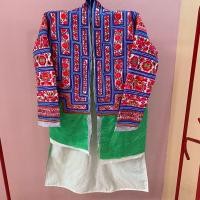 ราคา 1ตัว เสื้อคลุมชนเผ่าม้งจีน เสื้อม้งจีนแบบดั่งเดิม เสื้อคลุมม้งจีนโบราณ เสื้อผ้าปักม้งจีน ขนาดรอบอก44นิ้ว แขนยาว16นิ้ว ลำตัวด้านหน้า26หลังยาว35นิ้ว (19878013126)