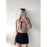 ราคา BW warisara มาแล้วแม่ แบบใหม่ล่าสุดของทางร้าน เสื้อไหมพรมคอวีแขนยาว ดีเทลน่ารักมีเชือกไขว้ ผูกโบว์ด้านหน้า เนื้อไหมพรหมพรีเมี่ยม (20898223059)