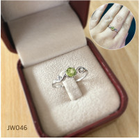 ราคา แหวนพลอยเพอริดอต Peridot สีเขียวมะกอก 5 มิล ทรงกลมเหลี่ยมเพชร (18385692021)