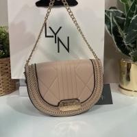 ราคา แท้OUTLET Lyn กระเป๋าสะพาย ทรง โค้ง ครึ่งวงกลม ตัวใหม่ปรับสายได้ อุปกรณ์ ป้ายแท็ก ถุงผ้า ขนาด 7 5 นิ้ว (19530517872)