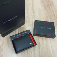 ราคา กระเป๋าสตางค์ TOMMY SHORT WALLET หนังดีมาก มาพร้อมกระเป๋าบัตรใบเล็ก ดีไซน์มาให้ใช้คู่กัน มีข่องใส ดูดีมาดแมนสุดๆ (1300526125)