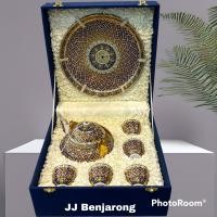 ราคา ชุดกาแป้นเบญจรงค์ พร้อมจานรอง และ 5 ถ้วย ใส่กล่องผ้าไหม Tea Set with Five Cups and Tray Handpainted by JJ Benjarong Silk Box included (16851811252)