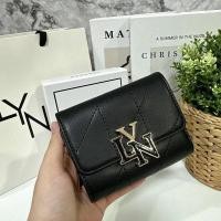 ราคา กระเป๋าสตางค์ใบสั้น lyn งานแท้Outlet คอลเลคชั่นใหม่ งาน3พับ ขนาด 4 5 นิ้ว มี 5 สี ดำ ม่วง เขียว ครีม ขาว อุปกรณ์ กล่อง ถุงผ้าแบรนด์ ป้ายราคา (21044075482)