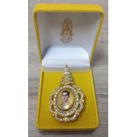 ราคา เข็มกลัด ล็อกเก็ตพระบรมฉายาลักษณ์ในหลวง ร 9 พระพันปีหลวง และในหลวง ร 10 ล้อมเพชร พร้อมกล่อง (19894338532)