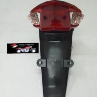 ราคา ไฟท้าย พร้อมบังโคลน โคมไฟท้าย เวฟ 100 s wave Ubox WAVE 100s BOX ยูบล๊อก รถปี 2005 จำนวน 1 ชิ้น พร้อมส่ง (6305108456)