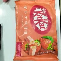 ราคา KitKat เวเฟอร์เคลือบช็อกโกแลตจากญี่ปุ่น มีหลายรสชาติให้เลือก ควรแช่เย็นก่อนแกะรับประทาน (17589436420)