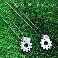 ราคา สร้อยคล้องแหวนพร้อมจี้เฟืองสลักชื่อฟรี แจ้งคำสลักทางแชทก่อนกดสั่งซื้อค่ะ (19054088590)