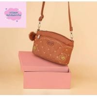 ราคา พร้อมส่งจากไทย กระเป๋าสะพายข้าง 3 ซิป งานเกาหลี ฟรีปอมๆ น่ารักมาก (15780980489)