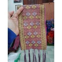 ราคา สไบขิดลาว สไบ ผ้าสไบ อัดกาว ทอลาย ผ้าเบี่ยง ผ้าสไบลาว แบบชายลูกปัดและชายผ้า (21340257453)