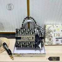 ราคา รุ่นใหม่ กระเป๋าถือทรงสวย Dior ขนาด10นิ้ว พร้อมกล่อง (21290539203)