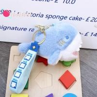 ราคา IJVBTV ตุ๊กตาสัตว์ยัดไส้ คริสมาสต์ การ์ตูนฉลาม ของขวัญวันเกิดของขวัญ พวงกุญแจกระเป๋าเป้สะพายหลัง พวงกุญแจยัดไส้ จี้ห้อยกระเป๋า ปลาฉลามจำลอง พวงกุญแจปลาฉลามผ้ากำมะหยี่ จี้ฉลามสีฟ้า พวงกุญแจตุ๊กตาฉลามสี