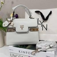 ราคา กระเป๋าลิน Lyn ทรงเคลลี่ งานแท้Outlet สะพายข้างได้ ถือได้ ขนาด 8 มี 3 สี ขาว ดำ ฟ้า อุปกรณ์ ถุงผ้า ป้ายแบรนด์ ป้ายราคา (21345248112)