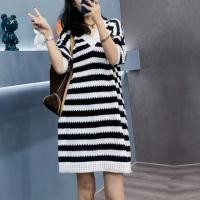 ราคา เสื้อผ้าผู้หญิงไซส์ใหญ่พิเศษสำหรับคนอ้วนเดรสผ้าถักลายทางยาวคลุมเข่าเดรสไหมพรมคอวีทรงหลวมใส่แล้วดูผอมเพรียวสำหรับสาวอวบ (21184265755)