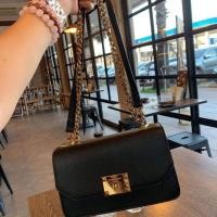 ราคา SALE ถูกมาก กระเป๋าCharles Keith แท้ ตัวTOPของแบรนด์ ขนาด9นิ้ว รุ่นหน้าล้อคตัวฮิต สวยจึ้งมาก งานแท้หิ้วขึ้นเครื่องได้ทั่วโลก กระเป๋าสะพายข้าง กระเป๋าผู้หญิง กระเป๋าcrossbody กระเป๋าสะพายพาดลำตัว กระเป