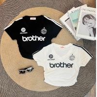 ราคา เสื้อครอปสั้นคอวีแถบแขนแนวสปอร์ตลาย brother (20662782110)