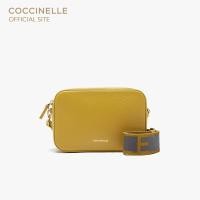 ราคา COCCINELLE กระเป๋าสะพายผู้หญิง รุ่น TEBE MINI CROSSBODY POCHETTE 55I101 สี CITRONELLA (21018746274)