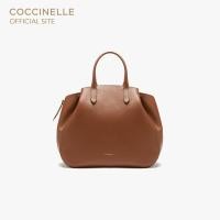 ราคา COCCINELLE กระเป๋าถือผู้หญิง รุ่น SOFT WEAR HANDBAG 180201 สี BRULE NOIR (21018712564)