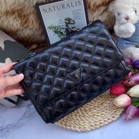 ราคา กระเป๋าสะพาย guessลายตารางในตำนาน สะพายได้2แบบ (21000420151)