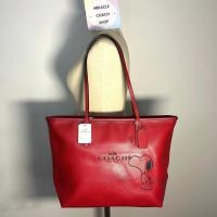 ราคา Coach แท้ กระเป๋าถือทรง Tote มีตำหนิ ลดราคาล้าง Stock COACH 37273 COACH X PEANUTS CITY ZIP TOTE IN CALF LEATHER SNOOPY LIMITED EDITION Red CLEARANCE (20994353917)