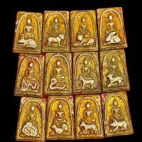 ราคา รับพระยกชุด 12 องค์ สมเด็จกรุวัดพระแก้ว ทรง 12 นักษัตร ประดับพลอย ลงรักปิดทองเก่า หลังปลากับตะกรุด เนื้อผง (21073404343)