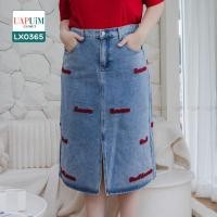 ราคา LX0365 กระโปรง สาวอวบ กระโปรงยีนส์ เนื้อผ้านิ่ม ผ่าช่วงปลายกระโปรงด้านหน้า แต่งปักลายนูนทั้งด้านหน้า หลัง เสื้อผ้าพลัสไซส์ เสื้อผ้าสาวอวบ คุณภาพพรีเมี่ยม กระโปรง คน อ้วน กระโปรง สาว อวบ (19352548063)
