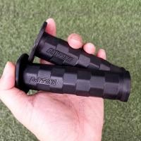 ราคา ปลอกมือ ปลอกแฮนด์มอเตอร์ไซค์ DAYTONA ยางสีดำ ทรงเหลี่ยมมิติ แบบปลายปิด (19285872842)