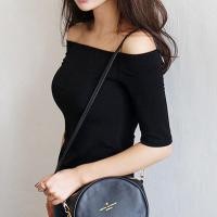 ราคา เสื้อยืดคอปาดแขนยาวปานกลางสีดำเสื้อเปิดไหล่เซ็กซี่ใส่ช่วงฤดูร้อนสำหรับผู้หญิงแบบใหม่แฟชั่นสำหรับต้นฤดูใบไม้ร่วงปาดไหล่ไหปลาร้าแขนห้าส่วน (15870001114)