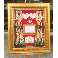 ราคา กรอบหลุยส์ยกชั้นสูงอย่างดี สำหรับนำไปใส่พวงมาลัยของชำร่วยงานแต่งงาน ขนาดรวมกรอบ22X26นิ้ว (15282767395)