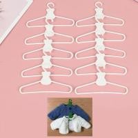 ราคา Tlapu 10มินิไม้แขวนเสื้อสีขาวชุดตุ๊กตาพลาสติกคลิปไม้แขวนเสื้อสำหรับตุ๊กตาตู้เสื้อผ้า (16064499453)