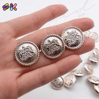 ราคา somkid กระดุมลายโล่ เนื้อพลาสติก ชุบสีทองนาคหรือสีพิ้งโกล มีขาสอยก้นขนาด 17mm 28L และ22mm 34L สามารถเทียบขนาดได้จากตารางในภาพ (10971491293)