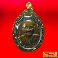 ราคา ลดราคา พระเครื่อง เหรียญหลวงปู่ดู่ พรหมปัญโญ วัดสะแก พิมพ์นิยม ยันต์ทะลุ ปี2526 เลี่ยมกรอบทอง ชุบเศษทองเยาวราช 100 (10877754925)