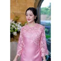 ราคา เดรสผ้าไหมลูกไม้แขนกระดิ่งยาว ดีไซน์สวยหรู รุ่นนี้เก๋และหวานมากๆคะ ดีไซน์ลูกไม้เย็บเฉียงสไบเก๋ๆ สีทอง ชมพู M 3XL (21384850923)