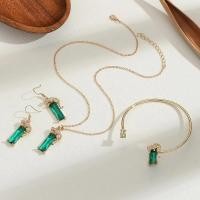 ราคา ชุดเครื่องประดับเซอร์คอนสี่เหลี่ยมลายเสือดาวสีเขียวมรกต3ชิ้นจี้สร้อยคอกำไลข้อมือชุดต่างหูสำหรับเป็นของขวัญผู้หญิงปาร์ตี้ (21171016801)