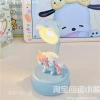 ราคา SANRIO Cinnamoroll โคมไฟตั้งโต๊ะขนาดเล็กลายการ์ตูน โคมไฟตั้งโต๊ะขนาดเล็กตั้งโต๊ะ lampu tidur ตกแต่งโต๊ะคาวาอี้เด็กผู้หญิงของขวัญวันหยุดของเล่น DIY (21170058739)