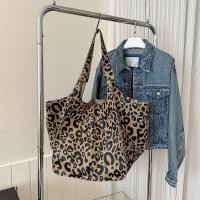 ราคา กระเป๋าผู้หญิงสไตล์กระเป๋าทรงสี่เหลี่ยมมีหูหิ้วสะพายไหล่สะพายไหล่ข้างเดียวแบบมีที่จับกระเป๋าใบใหญ่แบบเรียบง่ายหนังความจุขนาดใหญ่2023 (19479987905)