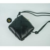 ราคา กระเป๋าสะพายหนังแกะ BV Mini Cassettes Camera Bag (15964416981)