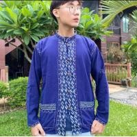 ราคา เสื้อผ้าฝ้ายคอจีน แต่งเทปลายขอ กระดุมไม้ แขนยาว เสื้อลายขอพระราชทาน (21371076646)