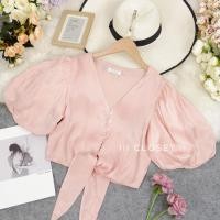 ราคา เสื้อคอวี lll Freesize lll TUM031 เสื้อคอวี แขนพอง กระดุมหน้า มีโบว์ผูกหน้า ทรงน่ารักมาก เนื้อผ้าซาติน ผ้าเงาสวย ใส่สบาย (21231806879)