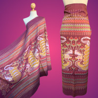 ราคา ผ้าไหมมงคล ผ้าไหมมงคลรุ่นนี้ มัดหมี่บายโบราณ เป็นงานทอของครูทอ ของ ครูสมใจ ครูทอด้วยสีธรรมชาติไม้มงคล และเป็นการทอ 3 ตะกอลูกแก้ว เหยียบเหาะ (21362156786)