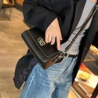 ราคา Molisa DUFFLE BAG กระเป๋าถือ สะพายทรงหมอน 3318 (21303826992)