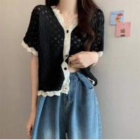 ราคา เสื้อไหมพรถักฉลุ แต่งขอบสีดำ แขนสั้นกระดุมหน้า (16537618372)