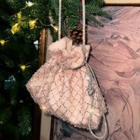 ราคา Pre order สินค้าสั่งรอผลิต4วัน Dolly bucket bag กระเป๋าทรง Bucket ปากกระเป๋ารูดเปิด ปิด วัสดุผ้าปักประดับลูกปัดและเลื่อม สายรูดและสายสะพายเพชร (21029749434)