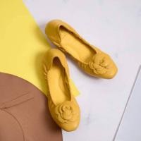 ราคา รองเท้าคัทชูส้นแบนหน้าดอกคามีเลีย รุ่น Flora (16516098592)
