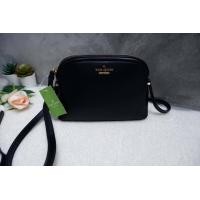 ราคา กระเป๋าสะพาย KATE SPADE Crossbody Bag ด้านหน้าติดโลหะชื่อแบรนด์อะไหล่สีทอง (2171356953)