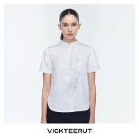 ราคา VICKTEERUT ราคาปกติ 7450 Re Edition Banded Collar Short Sleeve Shirt with Pleated Frill เสื้อเชิ้ต คอจีน ตกแต่งระบายอัดพลีท (20509396535)