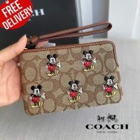 ราคา กระเป๋าสตางค์ Disney X Coach Corner Zip Wristlet In Signature Jacquard With Mickey Mouse Print (21051514573)