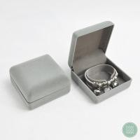 ราคา กล่องกำมะหยี่ใส่เครื่องประดับ กล่องใส่สร้อยมือ กล่องใส่กำไล กล่องใส่นาฬิกา ขนาด 9 2x9 2x4 5 cm กล่องกำมะหยี่สีเทา ราคาส่ง เพิ่มมูลค่า (18590778007)